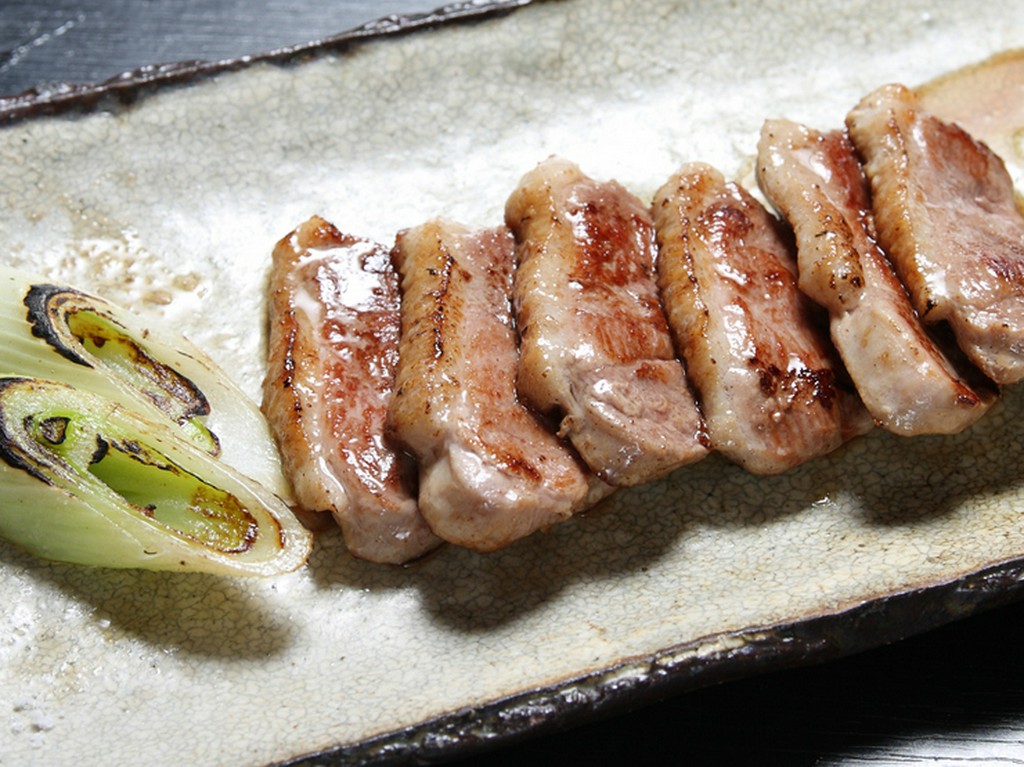 鴨の塩焼き。厚切りの鴨肉をジューシーに焼き上げました。