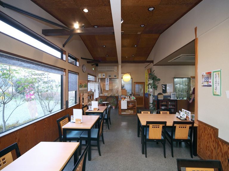 木を意識した、落ち着いた店内