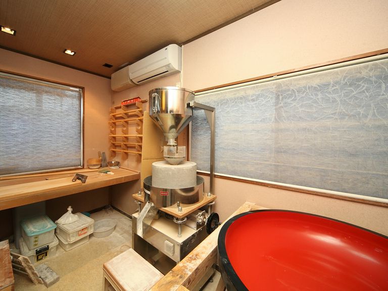 香り、風味を損わぬよう、そば粉を挽いています。