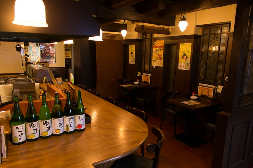 木の温もりを感じさせるテーブル席とカウンター席