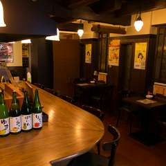 木の温もりを感じさせるテーブル席とカウンター席