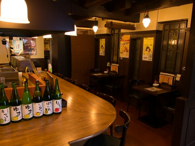 木の温もりを感じさせるテーブル席とカウンター席