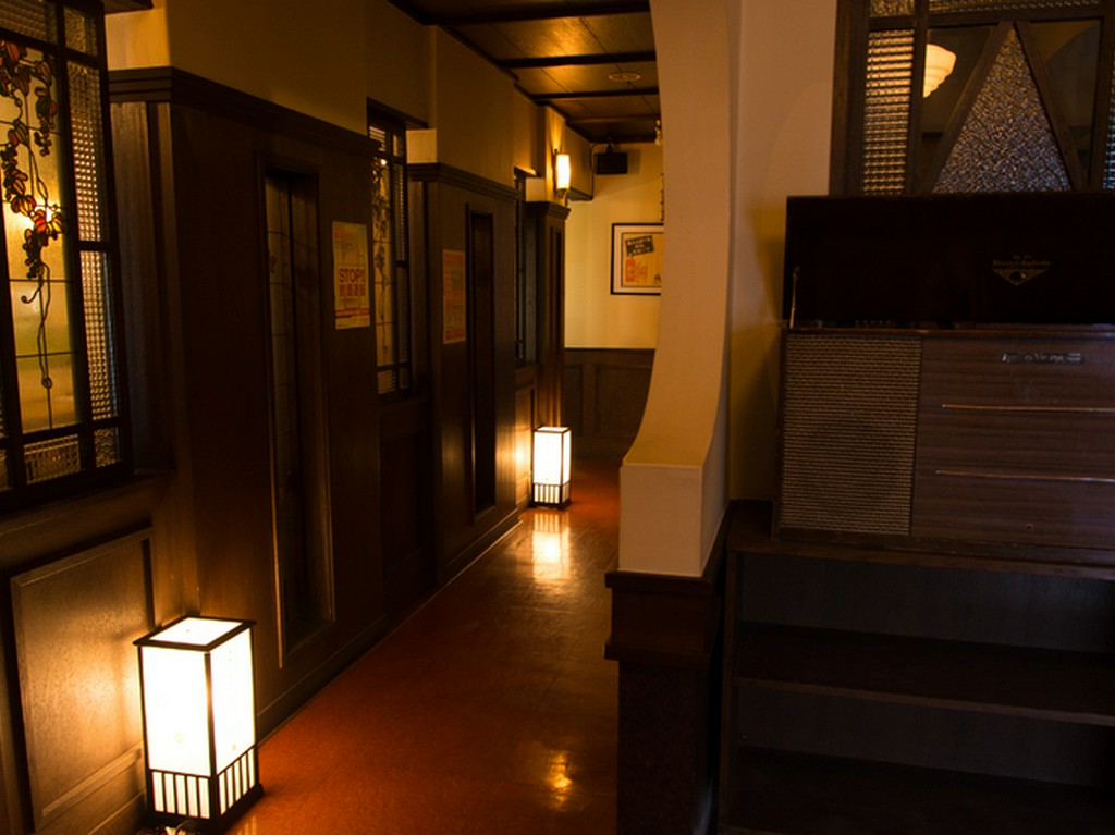 個室へと続く廊下も、和モダンで素敵な雰囲気です