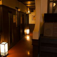 個室へと続く廊下も、和モダンで素敵な雰囲気です