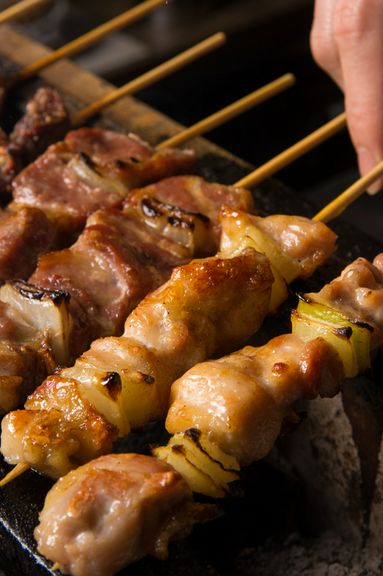 炭火で焼き上げる香ばしくジューシーな『ヤキトリ』