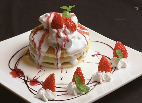 女性に大人気！　『苺とクリームのふわふわパンケーキ』