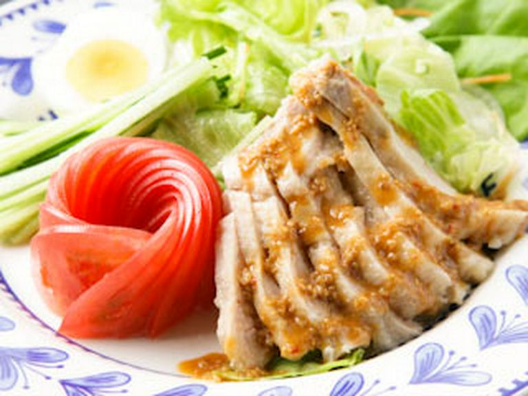 蒸し鶏のゴマだれサラダ　750円
