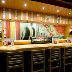 カウンター席では加賀友禅を満喫できます