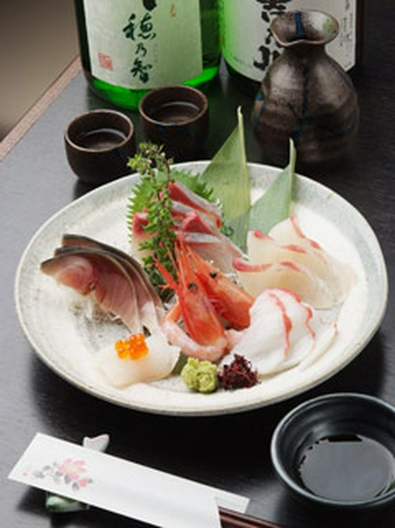 厳選した旬魚を刺盛りで！　