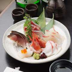 厳選した旬魚を刺盛りで！　