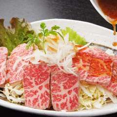 コチラもファンが多い一品“和牛たたきサラダ”　980円