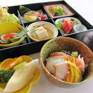 天ぷら盛り、お刺身、酢の物、焼き魚、野菜煮付け、ごま豆腐、ミニ丼(替り丼)、漬物、味噌汁、デザート