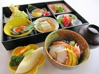 天ぷら盛り、お刺身、酢の物、焼き魚、野菜煮付け、ごま豆腐、ミニ丼（替り丼）、漬物、味噌汁、デザート