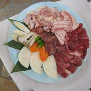 飛騨牛（特上カルビ・特上ロース）、寒天豚（バラ肉）、牛タン、地鶏、野菜盛り合わせのセットです。
¥5800