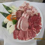 飛騨牛（特上飛騨牛カルビ・特上ロース）、恵那山麓寒天豚(ロース）、牛タン、地鶏、野菜盛り合わせ
¥6800