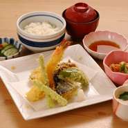さくさくの天ぷらが食欲をそそる、季節の野菜を使い定番の一品