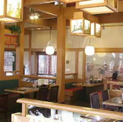 足が楽なテーブル席もございます。