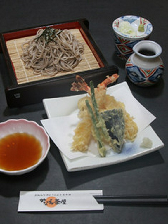 信州そばとサクサク天ぷらが自慢天ざるそばは当店のロングセラー