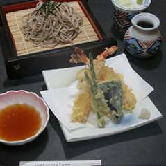 信州そばとサクサク天ぷらが自慢天ざるそばは当店のロングセラー