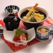 半うどん付きは220円増になります。（みそ汁はつきません）