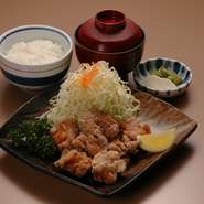 半うどん付きは220円増になります。（みそ汁はつきません）