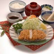 半うどん付きは220円増になります。（みそ汁はつきません）・現在　ゴマはついておりません。