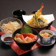 お好みのミニ丼（海鮮丼・まぐろ三色丼・いくら丼・カニ丼・カニいくら丼）と半うどん（温・冷）をお選び下さい。