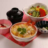 半うどん付きは220円増になります。（みそ汁はつきません）