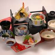 半うどん付きは220円増になります。（みそ汁はつきません）