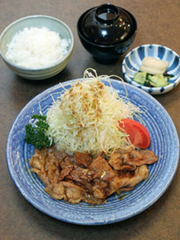 飯田千代幻豚使用の生姜焼定食は人気の一品です。