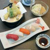 寿司五貫、天ぷら、ハーフ麺、茶碗蒸しが付いたさすが家御膳。