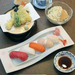 寿司五貫、天ぷら、ハーフ麺、茶碗蒸しが付いたさすが家御膳。
