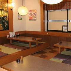 お友達同士、小グループには小あがりの座敷席を。