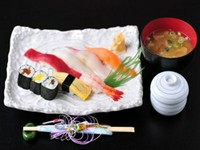 お寿司に茶碗蒸しとみそ汁の付いた一番人気。リーズナブルに楽しめます。