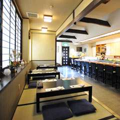 ゆったりとくつろげる店内 
