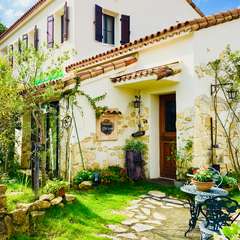 色とりどりの花と緑に囲まれた南フランス風の邸宅レストラン。