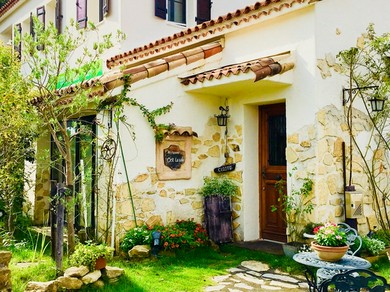 色とりどりの花と緑に囲まれた南フランス風の邸宅レストラン。