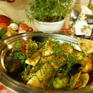 魚のアラからスープを取り、活オマール、鯛、鱸、レンコ、帆立、ムール、蛤などふんだん使ったマルセイユの地方料理です。
ボリューム感もあり、旨みの詰ったスープをパンに付けて召し上がり下さい。