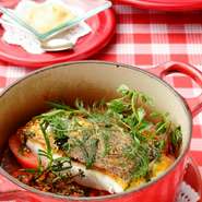 真鯛のローストジャガイモのオーブン焼き、香草の香り／1600円