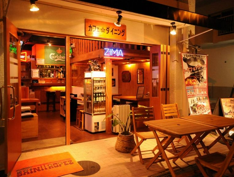 アメリカのバーに訪れたかのようなお洒落な空間で過ごす、夏の夜