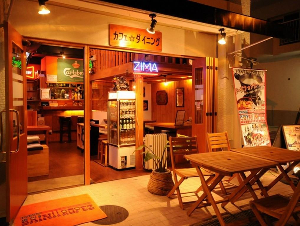 アメリカのバーに訪れたかのようなお洒落な空間で過ごす、夏の夜