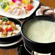 仕入れからこだわったアボカド料理やタコス、かぶりつきたいお肉料理など、こだわりのお料理を豊富にご用意！人気のチーズフォンデュに海老のアヒージョをつけたり、残りのチーズでリゾットまでお楽しみ頂けます。