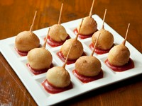 キッチュなおつまみ!!　みんな大好きアメリカンドックを数人でシェア!!　夜店の味を小さくしました!!