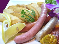 やっぱりビールに合う!!　厳選の美味しいウィンナーの盛り合わせ!!　うれしいポテト付き!!