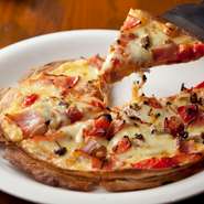 大きめにカットしたベーコンたっぷり!!キノコやトマト、オリーブを熱々PIZZAでどうぞ!!チーズたっぷり!!