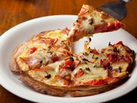 大きめにカットしたベーコンたっぷり!!キノコやトマト、オリーブを熱々PIZZAでどうぞ!!チーズたっぷり!!