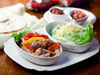 タコスは2種類。野菜たっぷりの具材を、巻きながらお好きなソースで、楽しく食べられます。親しい仲間と！