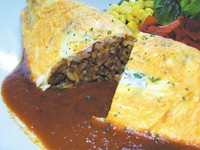 トロトロ卵で包んだオムライス仕上げ!!　カレーのコクと卵のマッチング!!　たまりません!!