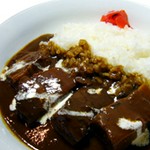 「トロトロっと」ビーフシチューのような感じが「ヤミツキに!!」 お肉たっぷり、贅沢なカレー。