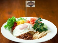 ハワイの定番!!　ロコモコです!!特製デミグラソースで大きめハンバーグライスをどうぞ!! ポテトフライ付き